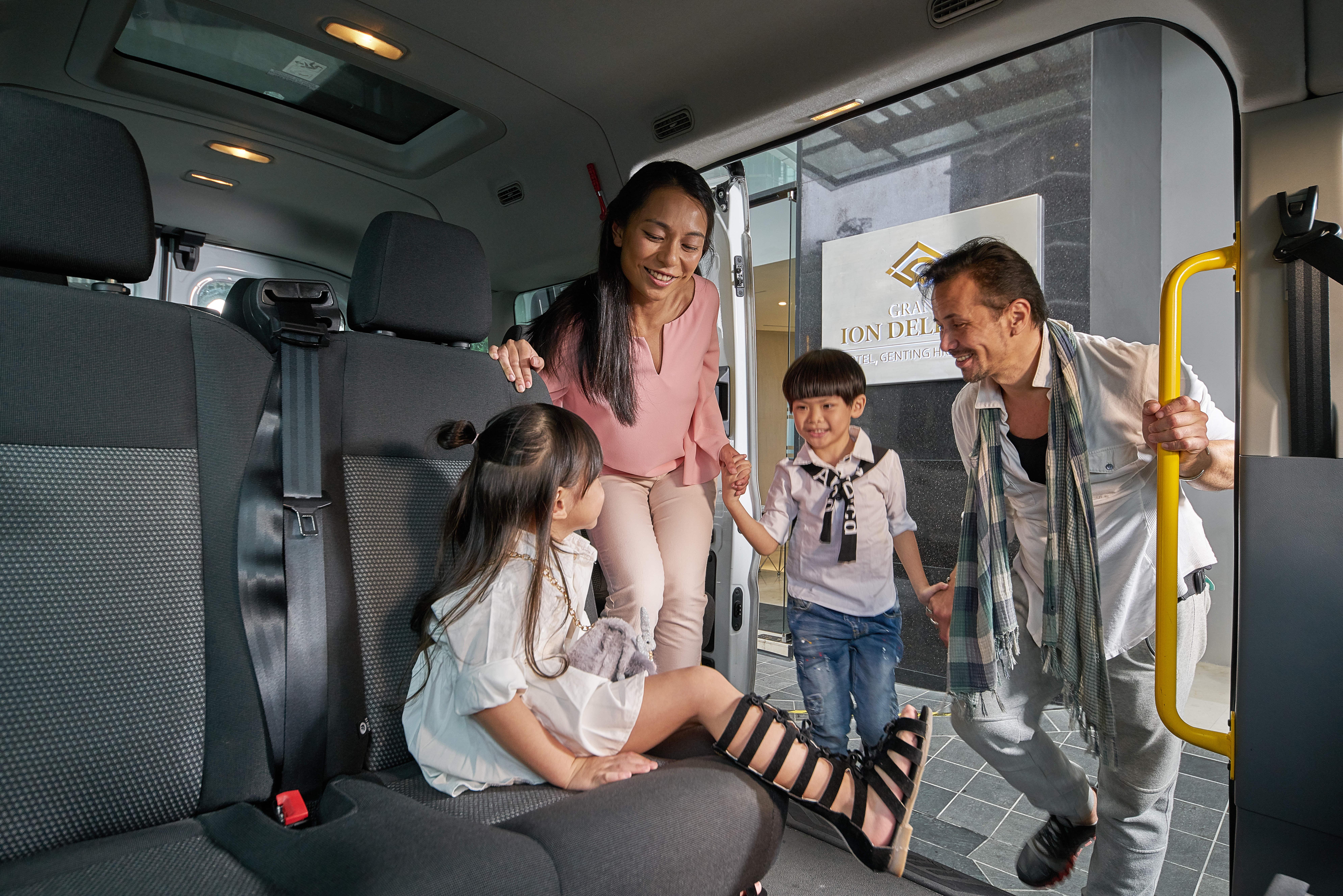 至尊玖霄明阁大酒店 云顶高原 外观 照片 Family boarding the Lion's City