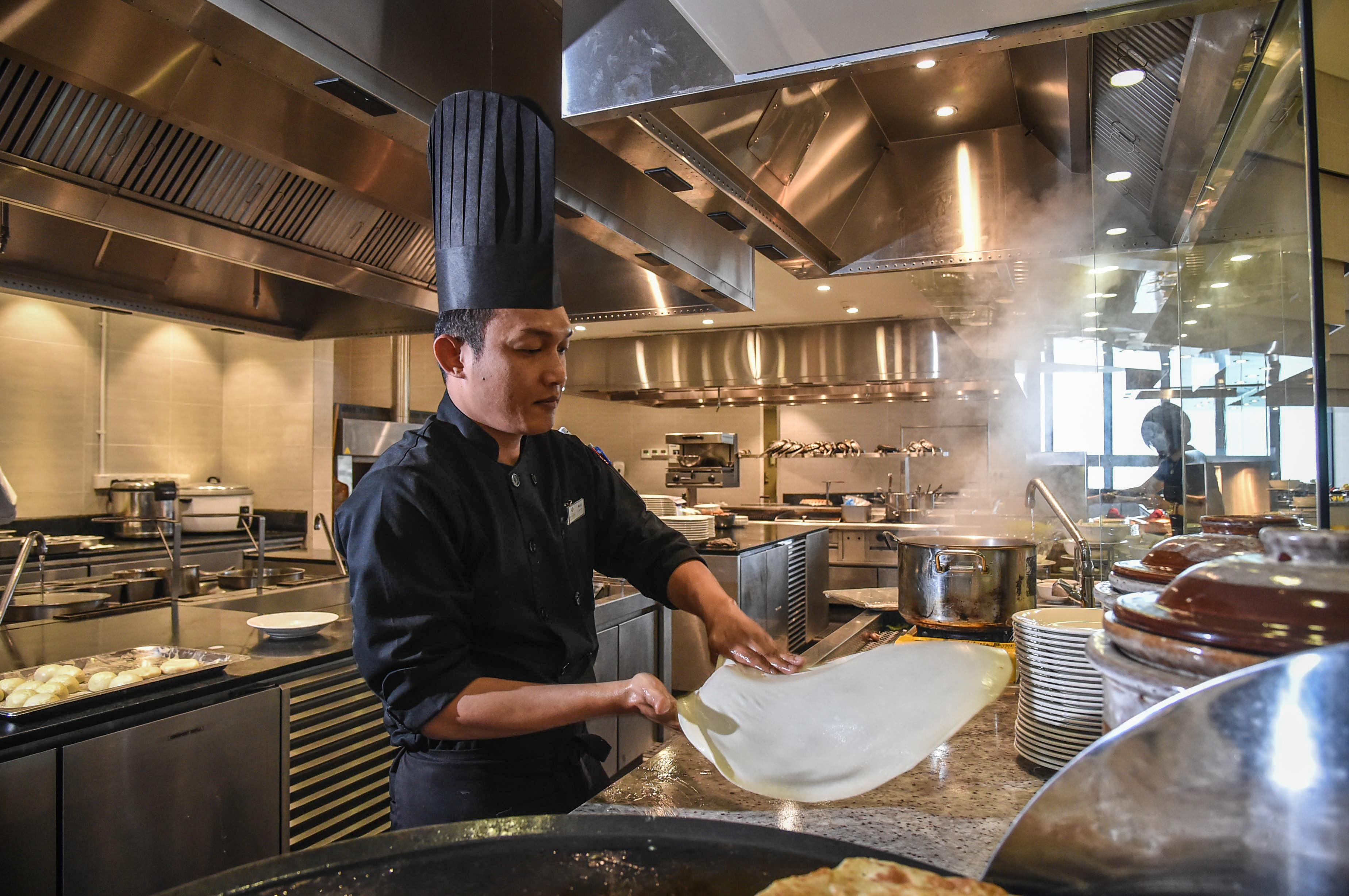 至尊玖霄明阁大酒店 云顶高原 外观 照片 A chef preparing rice noodles